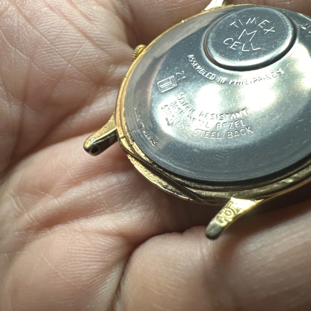 Works Vintage Timex Dole Mens Watch 33mm Quartz Gold Tone - One Lug Is Broken - Picture 9 of 13